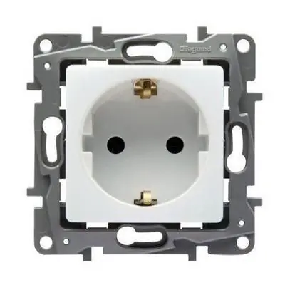 Azonnal elérhető Niloé 2P+F dugalj fehér Legrand