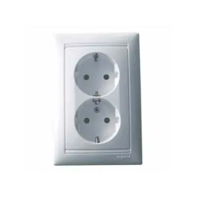 Valena 2P+2P+F dupla dugalj gyermekvédelem Legrand Újdonság