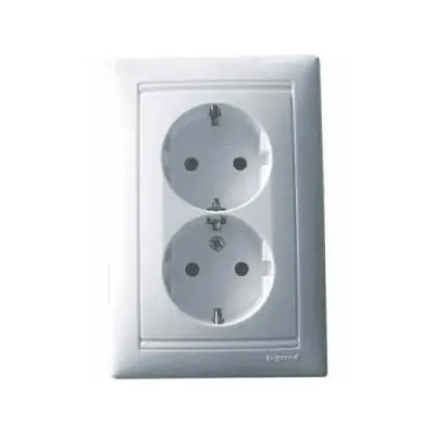 Outlet Valena 2x2P+F dupla dugalj fehér Legrand